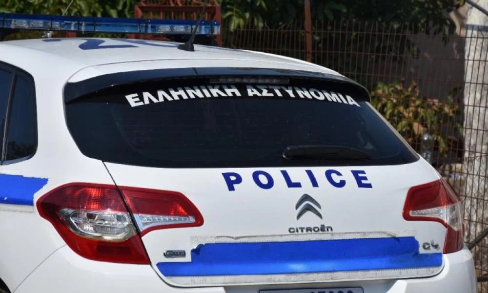 Θεσσαλονίκη: Αφαιρέθηκε η πινακίδα από γραφεία της Χρυσής Αυγής με παρέμβαση του δήμου